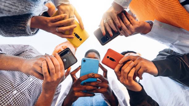 Easily Cast Your Samsung Phone Screen to Your TV. Here's How